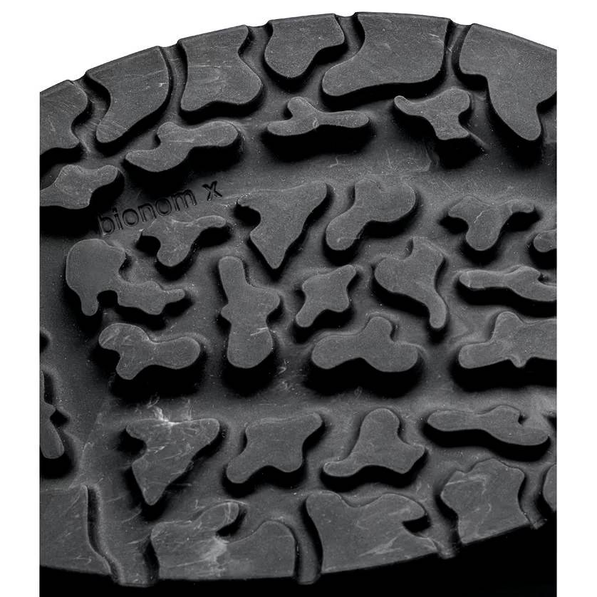 Nahaufnahme einer schwarzen Schuhsohle mit einem biomorphen Muster, das an geschwungene Formen erinnert.