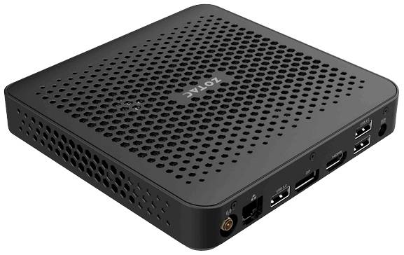 Ein kompakter schwarzer Mini-PC mit mehreren USB-Anschlüssen, HDMI-Ausgängen und Belüftungsschlitzen auf der Oberseite.