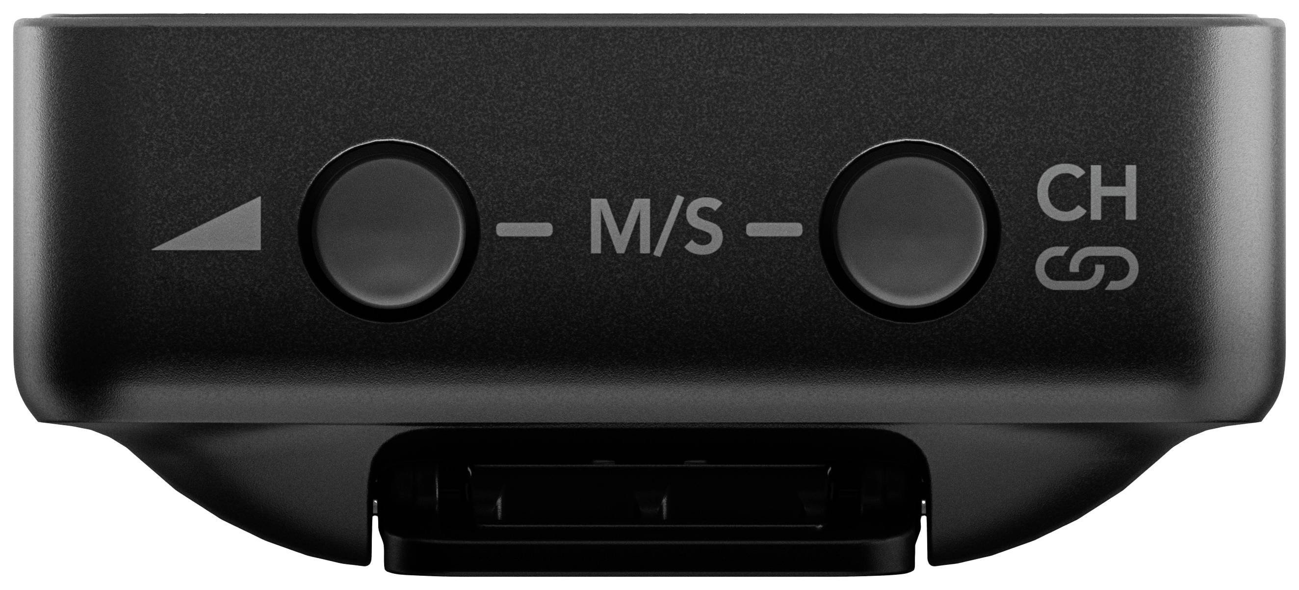 Schwarzes Audiogerät mit zwei Knöpfen, beschriftet mit 'M/S' und 'CH'. Links ein Pfeil. Unterseite mit Anschluss.