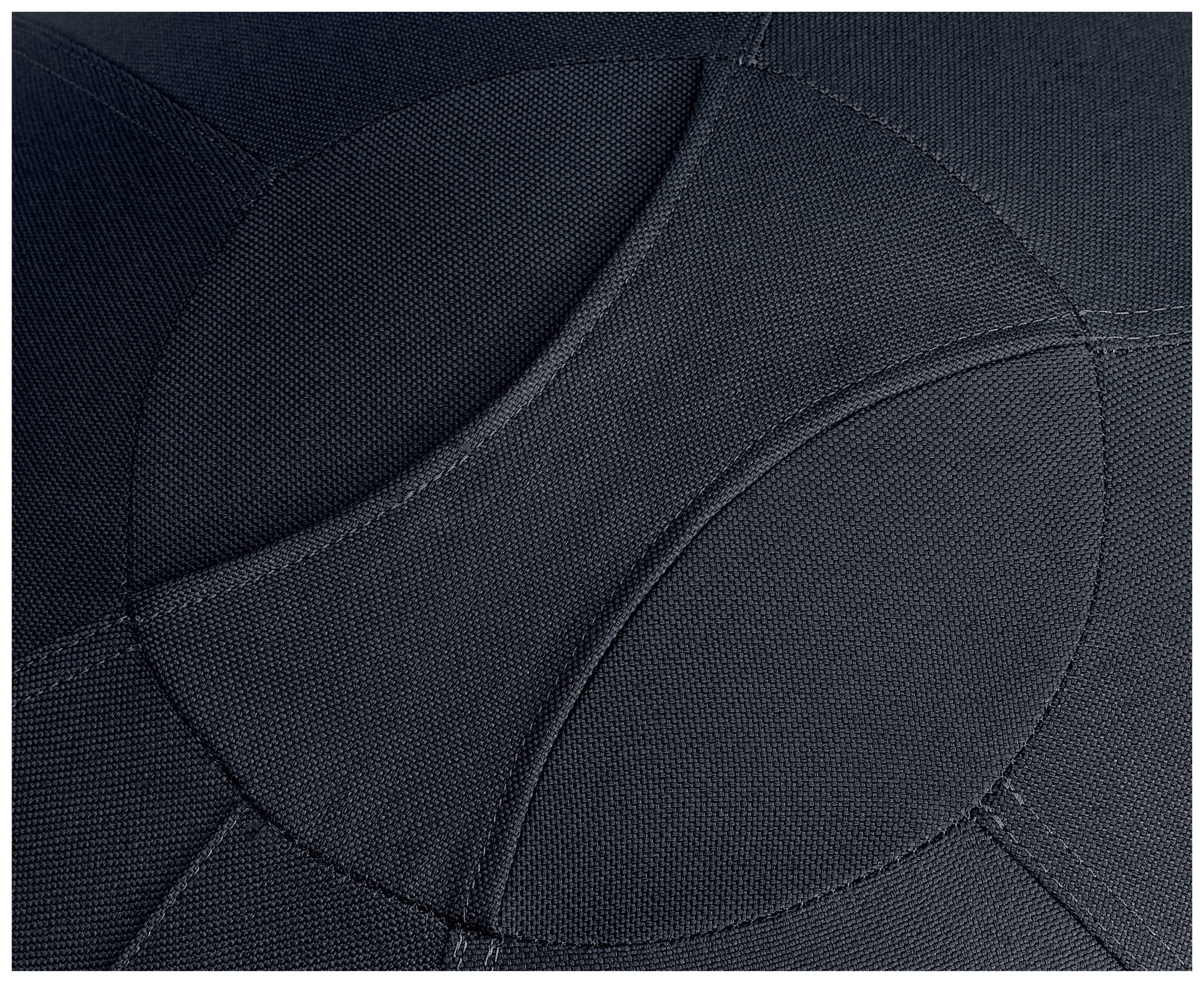 Nahaufnahme eines dunkelgrauen Stoffballes mit geometrischen Mustern, die verschiedene Kreis- und Stichlinien zeigen.