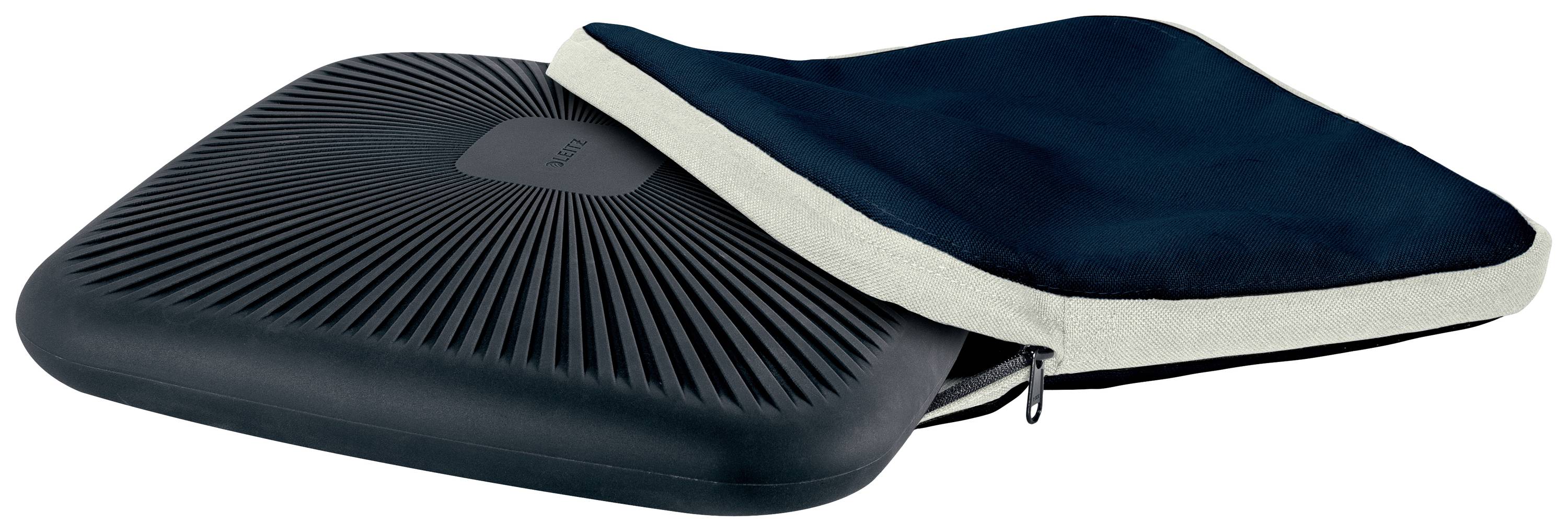 Ein schwarzes Kissen mit gerillter Oberfläche liegt teilweise in einer schwarzen Stoffhülle mit hellem Rand und einem Reißverschluss.