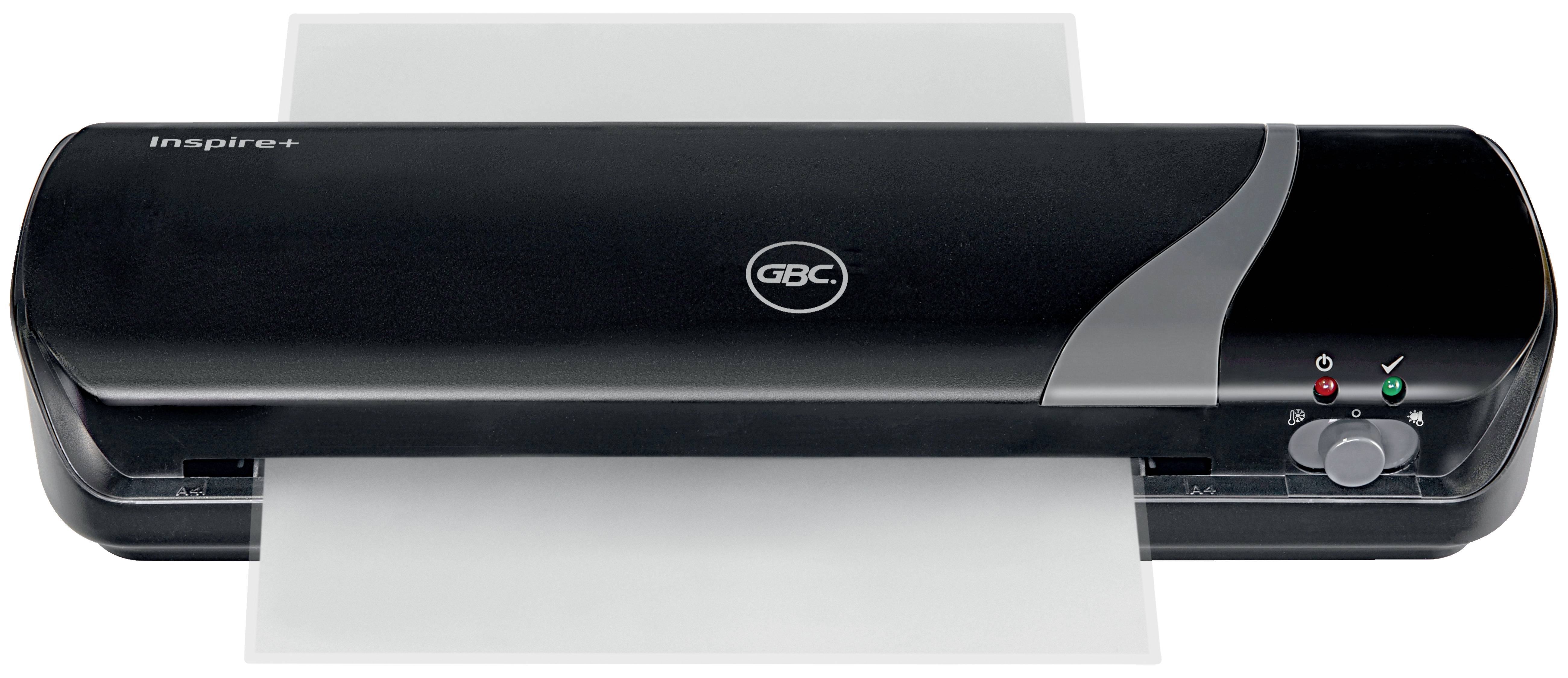 Schwarzer Laminator bei der Arbeit; ein Dokument wird gerade laminiert. Links hinten ein Blatt Papier, vorne schiebt es sich heraus.