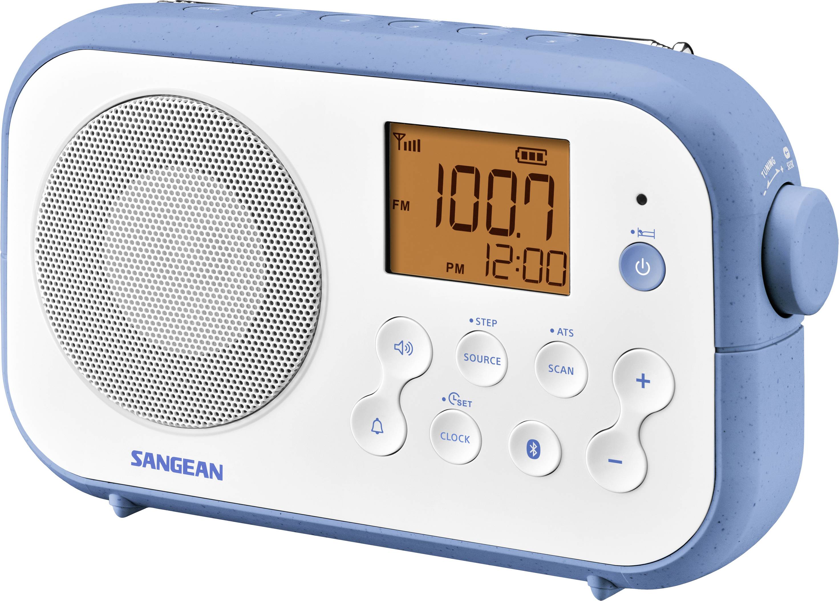 Tragbares Radio mit blauem Gehäuse und weißer Front, zeigt FM-Frequenz 100.7 und Uhrzeit 12:00 an. Bedienknöpfe unten; Markenname 'Sangean'.