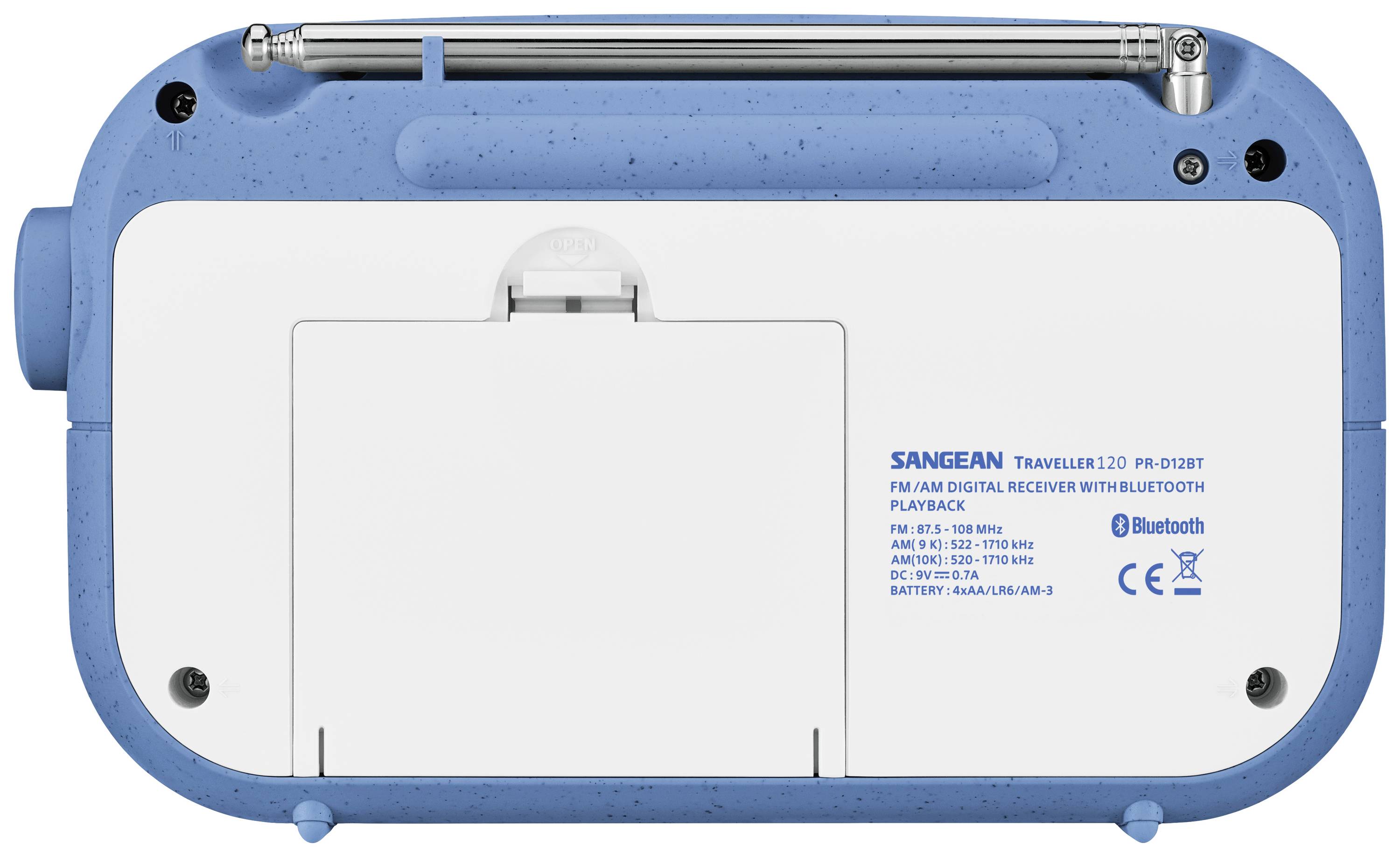 Blaues Radio mit Antenne, zeigt die Unterseite mit Batterie- und Bluetooth-Symbolen. Textdetails wie Frequenzen sind aufgedruckt.