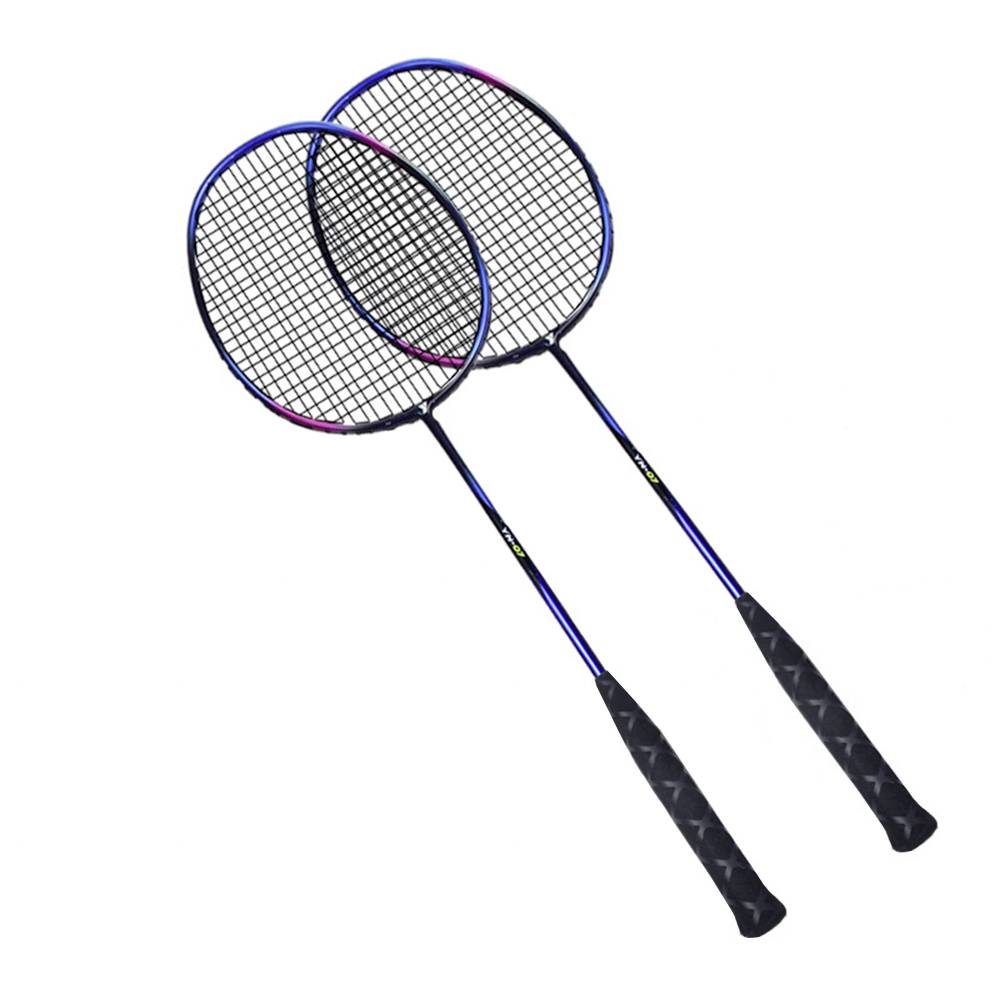 Zwei blaue Badmintonschläger mit schwarzen Griffen liegen überkreuzt nebeneinander.