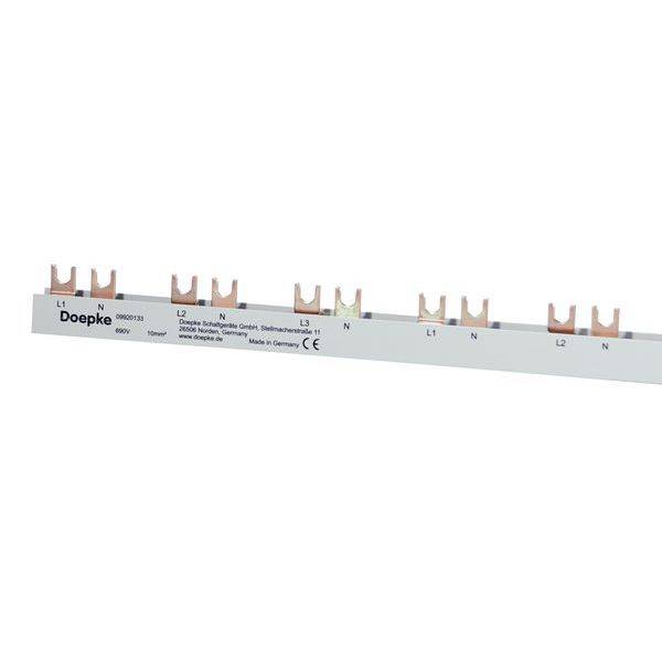 Ein elektrischer Phasenschiene mit Kupferzinken markiert mit L1, L2, L3 und N, von der Marke Doepke, genutzt zur Verteilung von Strom.