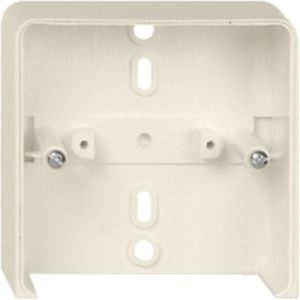 Kunststoff-Wanddose mit rechteckiger Öffnung und vier Bohrlöchern zur Befestigung. Geeignet zur Wandmontage elektrischer Komponenten.