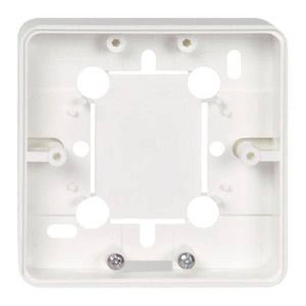 Weiße quadratische Kunststoffabdeckung mit runden Aussparungen und Schraubenlöchern, benutzt zur Montage elektrischer Geräte an der Wand.
