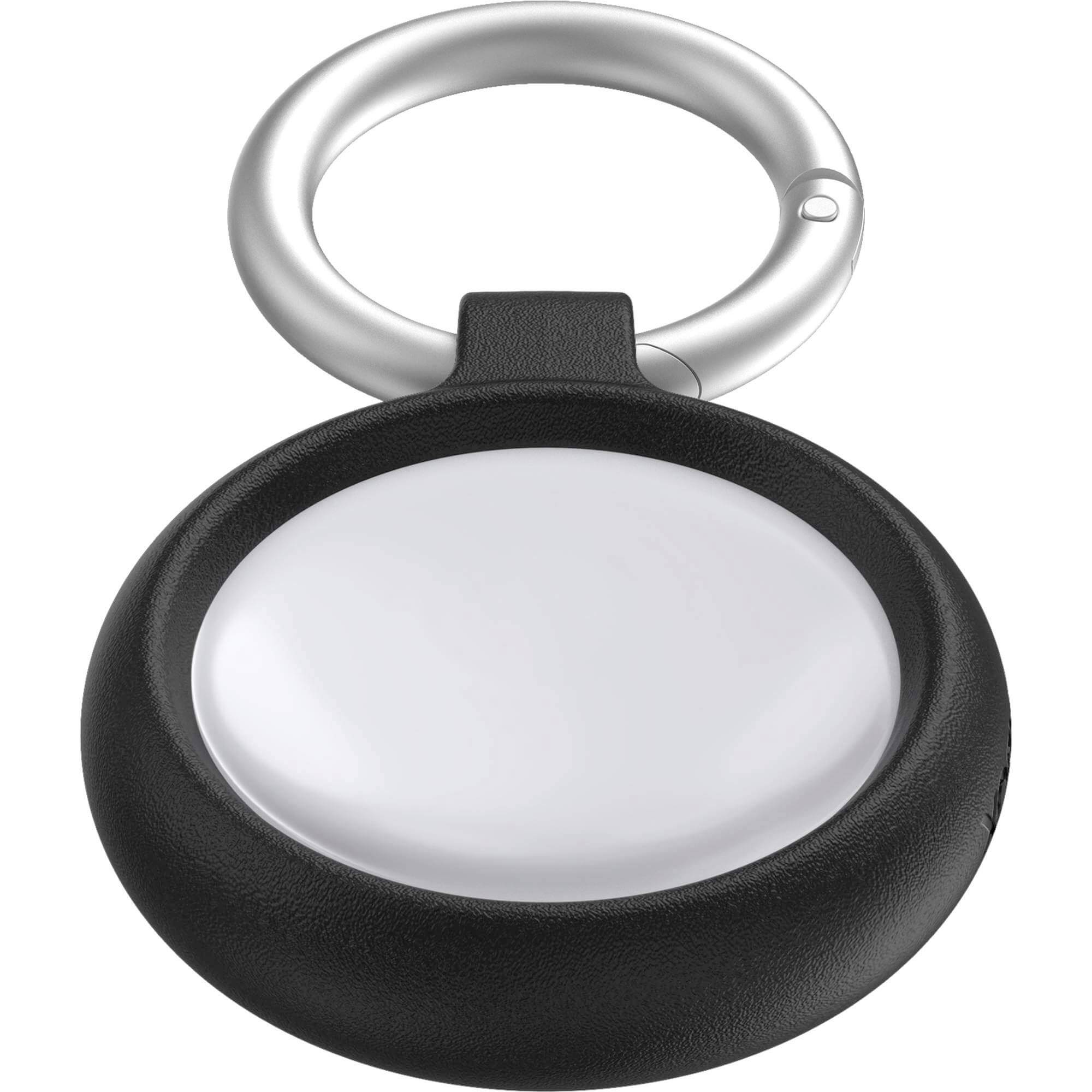 Ein runder, weißer Ortungsgerät in einem schwarzen Schutzhalter mit einem silbernen Schlüsselring.