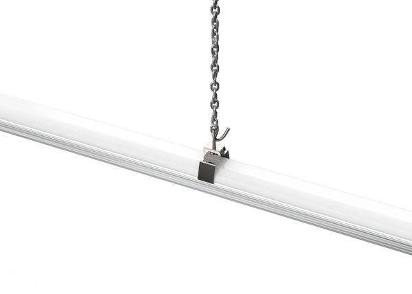 Eine LED-Lichtleiste hängt an einer Metallkette. Sie ist zur Deckenmontage geeignet und wird durch eine Halterung fixiert.