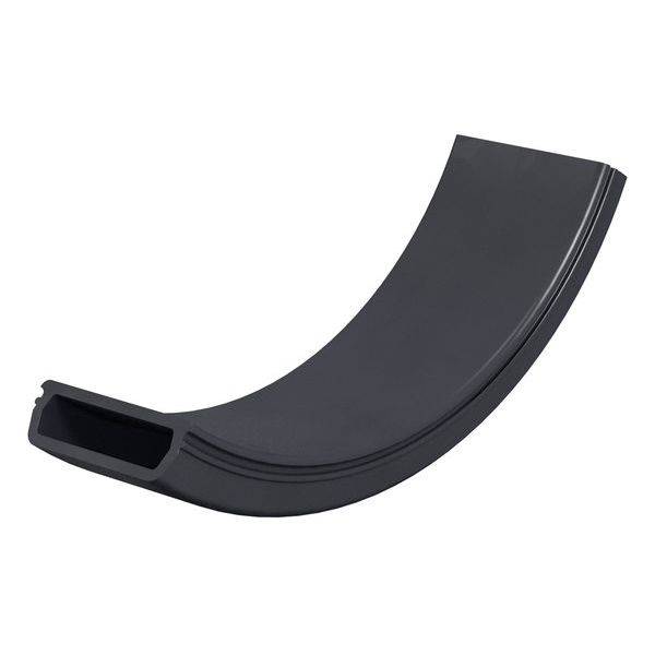 Gebogener schwarzer Kunststoffkanal, eingesetzt zur Verlegung oder Schutz von Kabeln oder Leitungen.