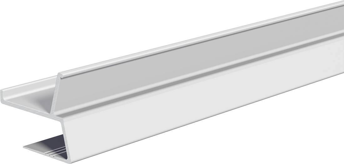 Ein langes Aluminiumprofil/eine lange Aluminiumschiene mit einer V-förmigen Nut, in einer Nahaufnahme auf weißem Hintergrund gezeigt.