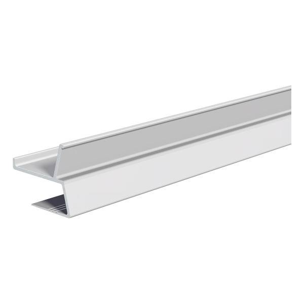 Metallschiene aus Aluminium in U-Form, seitlich fotografiert. Die Schiene hat eine glänzende, silberne Oberfläche.