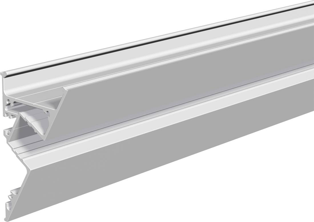 Dreiviertelseitige Ansicht eines langen silbernen Aluminium-Extrusionsprofils mit Hohlkanal und abgewinkelter Rippe, freigestellt auf weißem Hintergrund.