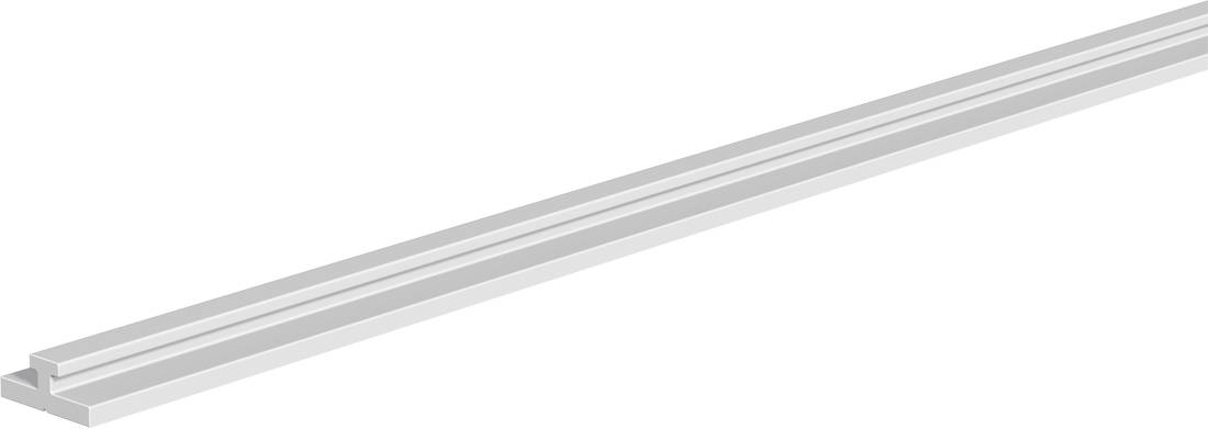 Ein langer silberner Metallkanal oder eine Schiene, diagonal auf weißem Hintergrund dargestellt.