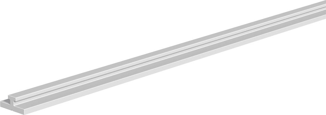 Lange silberne Aluminium-Schiene oder Gleis, diagonal auf weißem Hintergrund gezeigt.