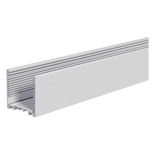 Metallprofil, seitlich betrachtet, zeigt Linienmuster an der Oberkante. Eignet sich zur Befestigung oder als Strukturelement.