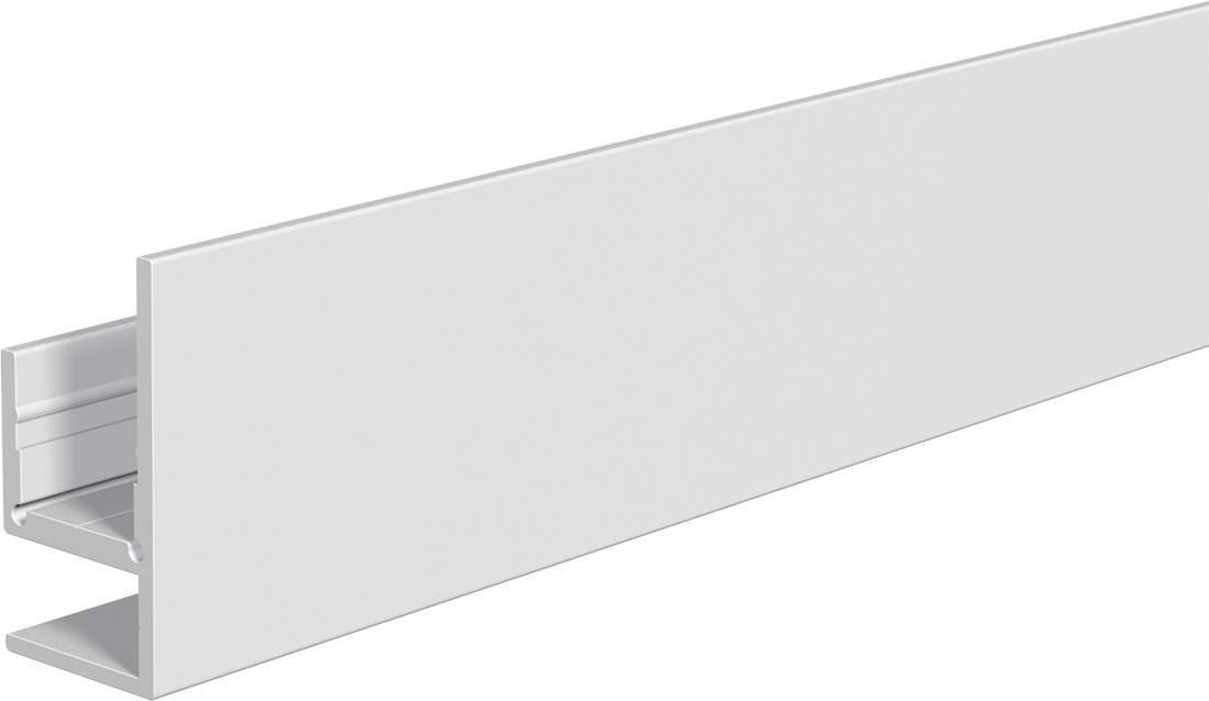 Weiße Metall-Linearleuchte in Perspektive dargestellt, mit einem langen flachen Diffusorpanel und freiliegendem Montageschacht an einem Ende.