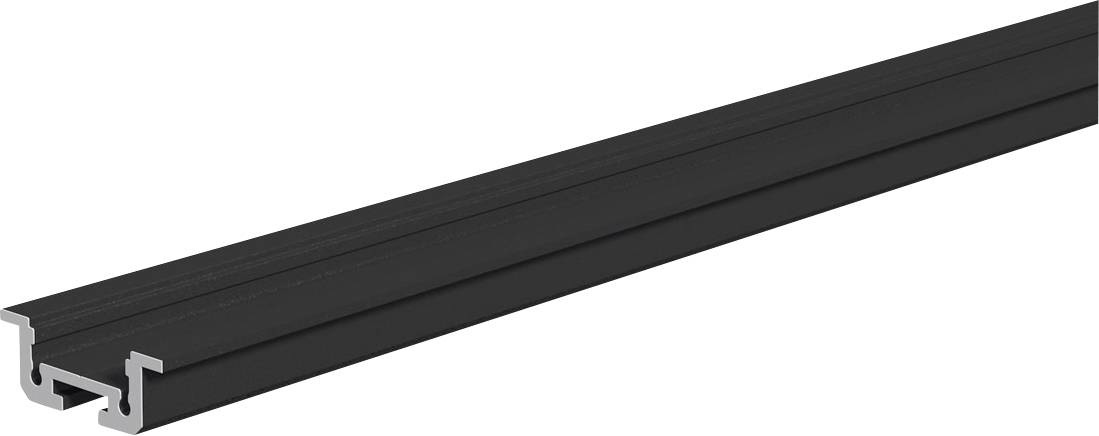 Schwarze extrudierte Metallschiene oder Gleitschiene in Perspektivdarstellung auf weißem Hintergrund mit gerilltem Kanalquerschnitt.