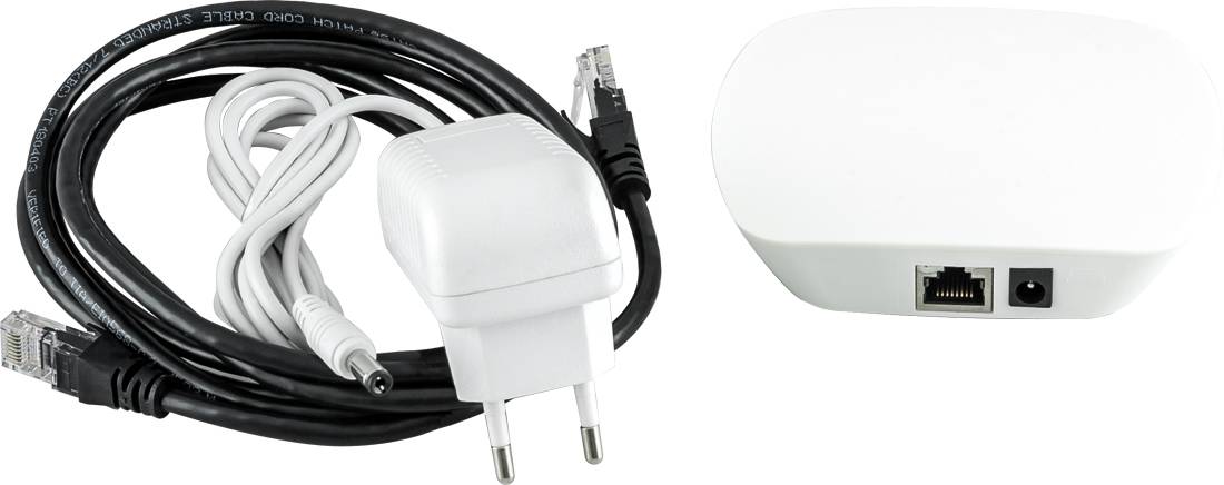 Weißer Netzwerk-Router mit Ethernet- und Stromversorgungsanschlüssen neben einem aufgerollten weiß-schwarzen Kabel mit europäischem Stecker und Verbindungsstiften.