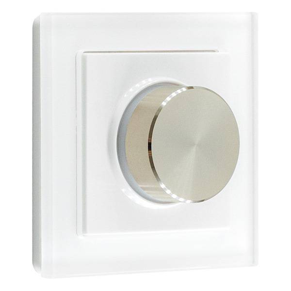 Ein runder Lichtdimmer in Silber, montiert auf einer quadratischen, weißen Platte.
