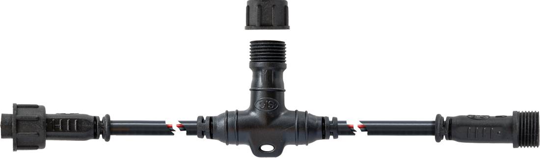 Schwarze Bewässerungsrohrverbinderanordnung mit T-förmiger Zentralverbindung und kabelartigen Anschlüssen an beiden Enden, isoliert auf weißem Hintergrund dargestellt.