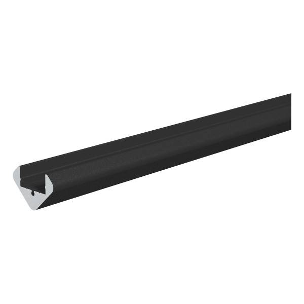 Schwarzes dreieckiges Aluminiumprofil, seitlich betrachtet.