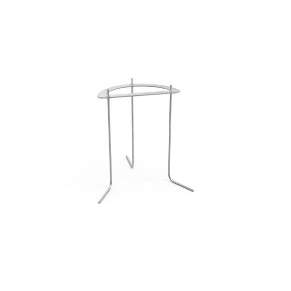 Silbernes, dreifüßiges Metallgestell in minimalistischer Form. Die Struktur ist offen und besteht aus gebogenen Stangen.