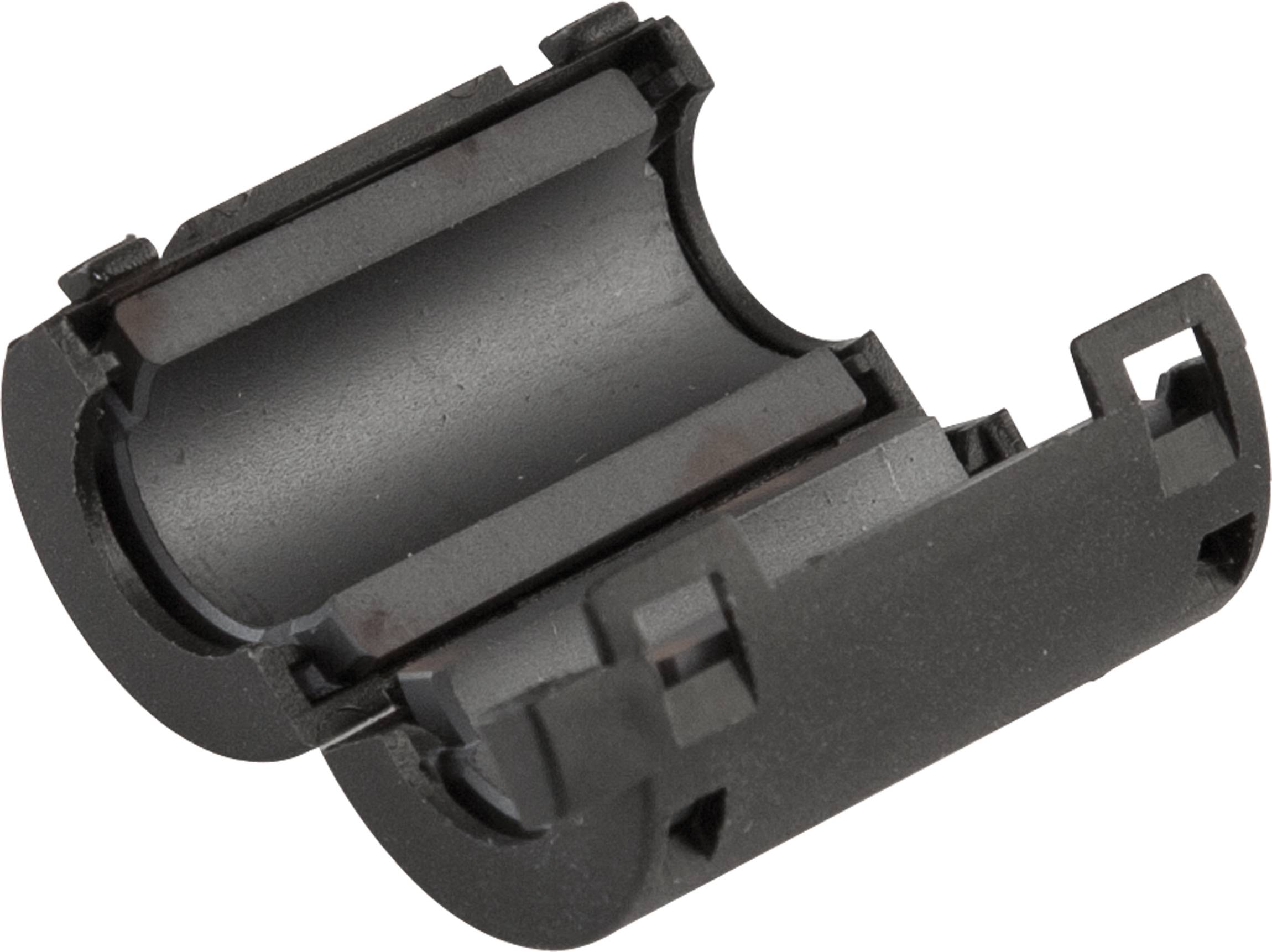 Schwarze zylindrische Kabelferrit-Drosselklemme auf weißem Hintergrund