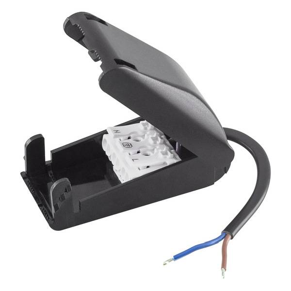 Ein schwarzes Gehäuse mit offenem Deckel zeigt eine weiße, elektrische Anschlussklemme und ein herausragendes Kabel mit blauen und braunen Drähten.