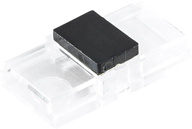 Schwarzes rechteckiges elektronisches Bauteil auf einer transparenten Kunststoffbasis, in Nahaufnahme vor weißem Hintergrund gezeigt.