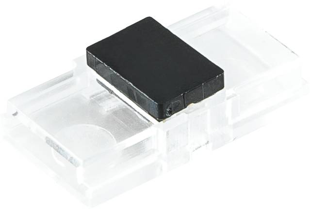 Schwarze rechteckige elektronische Komponente, die auf einem durchsichtigen Kunststoffblock montiert ist, auf weißem Hintergrund dargestellt.