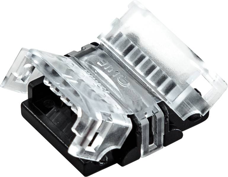 Nahaufnahme eines transparenten RJ45-Ethernet-Kabelsteckers auf einem schwarzen Stecker, der die vergoldeten Kontaktschlitze und die Verriegelung zeigt.