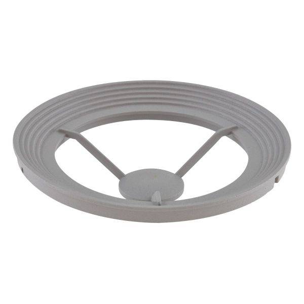 Ein runder, grauer Topfuntersetzer aus Metall mit einem verstärkenden Dreieck in der Mitte, geeignet zum Schutz von Oberflächen vor Hitze.