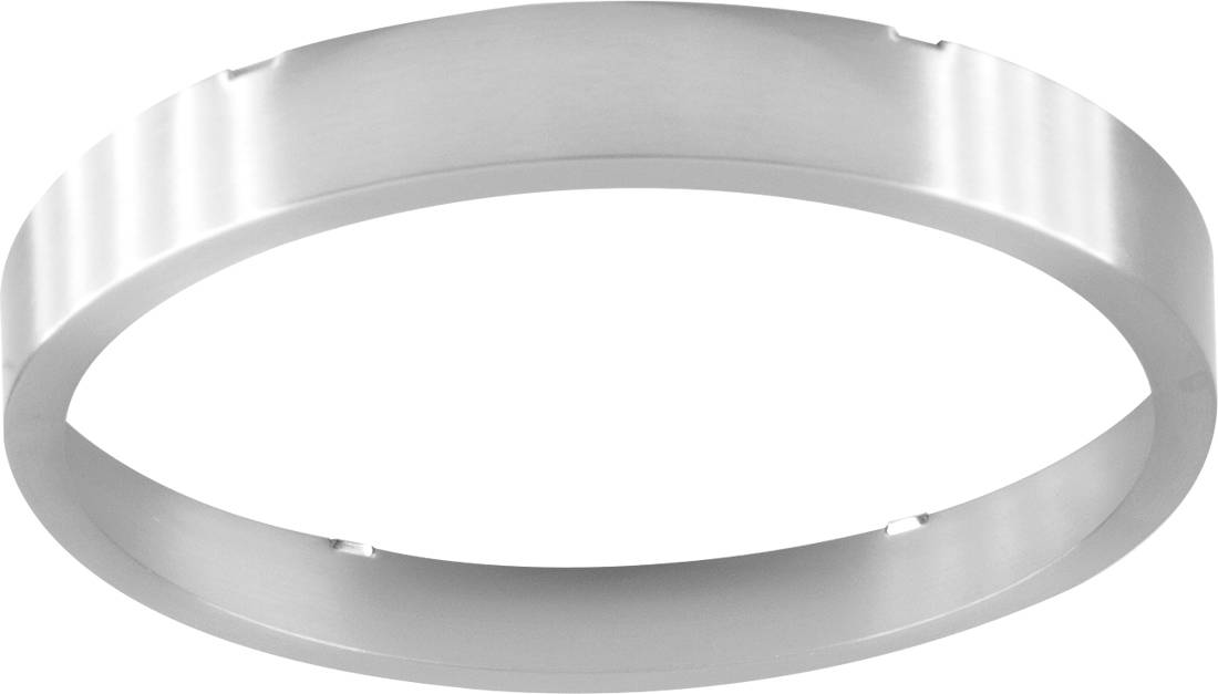 Ein silberner ovaler Ring oder Armband auf weißem Hintergrund, aus einem Winkel betrachtet.