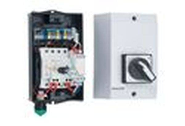 Offener Schaltschrank mit Verdrahtung und kompakter weißer Schalterbox daneben.