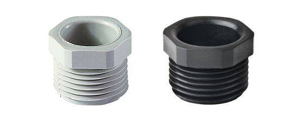 Zwei Sechskant-Schraubstopfen aus Metall, links silber, rechts schwarz, mit geripptem Gewinde für Rohr- oder Maschinenverbindungen.