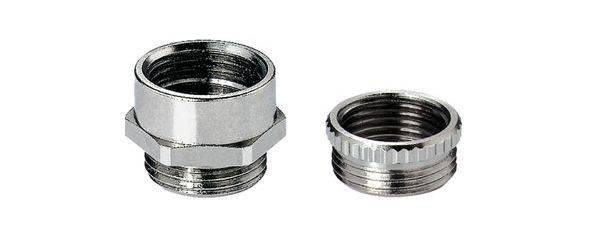 Zwei Metalladapter für Wasseranschlüsse. Links: größerer Adapter mit sechseckigem Profil. Rechts: kleinerer Adapter mit geriffeltem Rand.