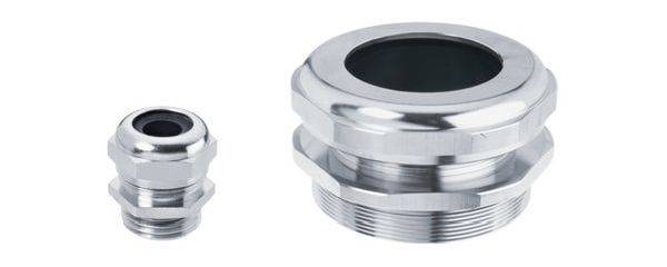 Zwei silberne Kabelverschraubungen unterschiedlicher Größe aus Metall, nebeneinander auf weißem Hintergrund.