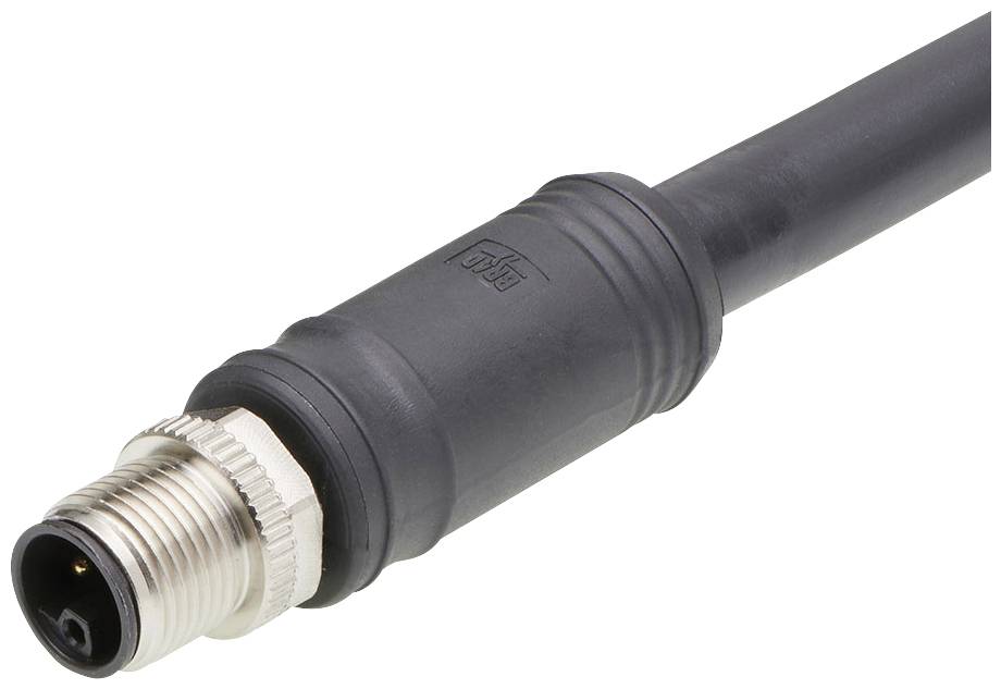 Ein schwarz-silberner Elektronikstecker mit Kabel. Der Stecker hat eine geriffelte, runde Metallfassung und Kunststoffummantelung.