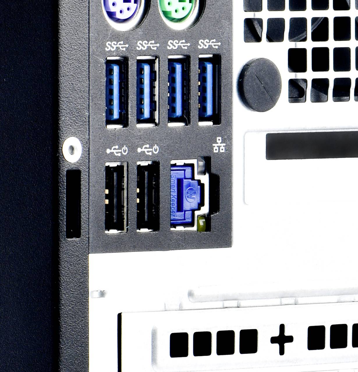 Rückseite eines Computers mit mehreren USB-Anschlüssen, Ethernet-Anschluss und Lüftungsgitter. Oberhalb befinden sich Audioanschlüsse.