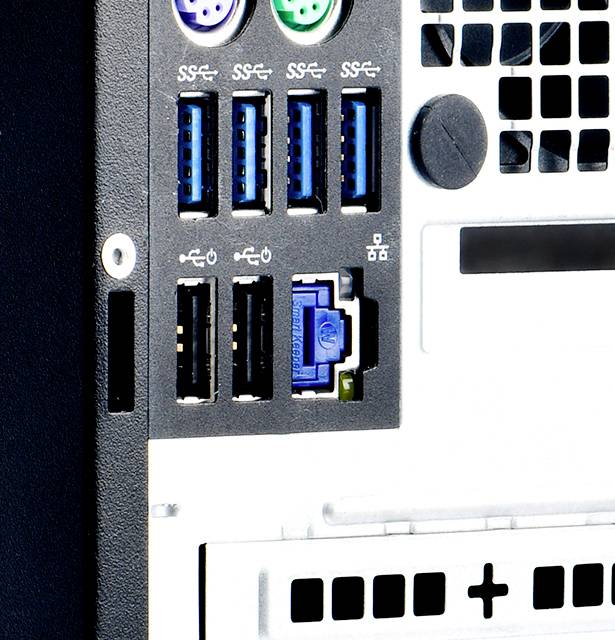 Rückseite eines Computergehäuses mit verschiedenen Anschlüssen, darunter USB- und Netzwerkanschlüsse sowie Belüftungsgitter.