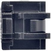 Ein schwarzes, quadratisches Bauelement mit strukturierten Oberflächen und mehreren Einkerbungen, vermutlich ein technisches Teil.