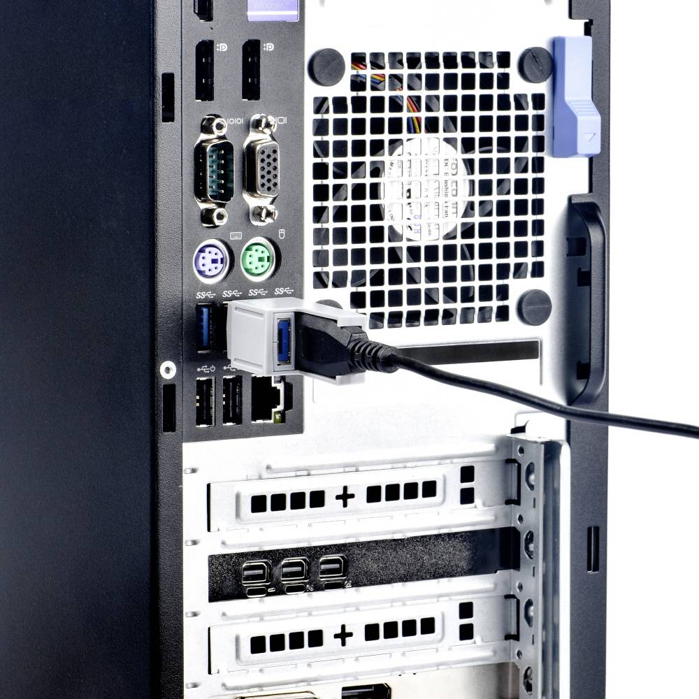 Rückseite eines Desktop-PCs mit angeschlossenen Kabeln und verschiedenen Anschlüssen. Hervorgehoben ist ein eingestecktes Kabel in einem USB-Anschluss.