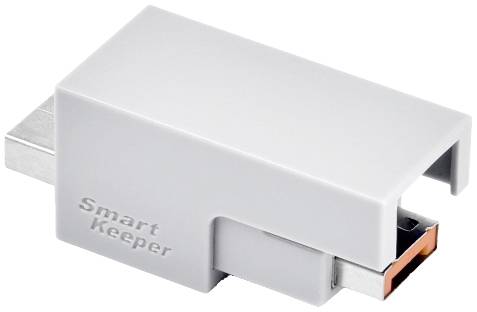 Ein grauer USB-Datensperreinsatz mit der Aufschrift 'Smart Keeper', der den USB-Anschluss blockiert.