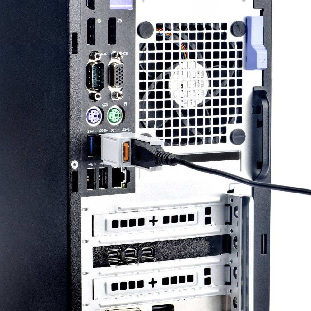 Rückansicht eines Computers zeigt verschiedene Anschlüsse, darunter USB, Ethernet und serielle Ports, sowie einen laufenden Lüfter.