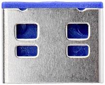 Ein kleiner USB-Stecker mit einem blauen Kunststoffgehäuse und metallischen Kontakten, verwendet für Datenübertragung.