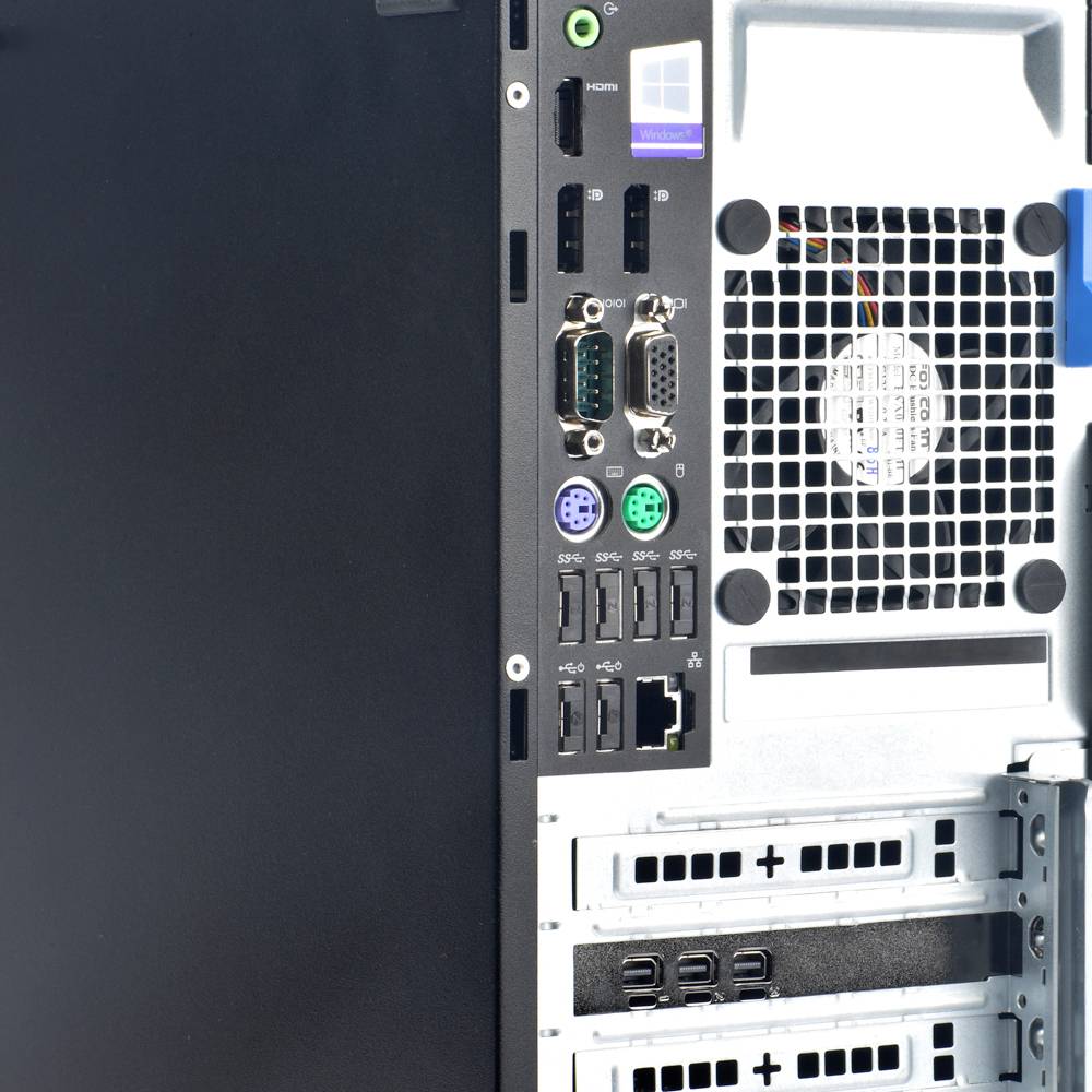 Rückseite eines Desktop-Computers mit verschiedenen Anschlüssen wie USB, VGA und Ethernet, sowie Lüftungsgitter für Kühlung.