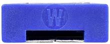 Blauer, rechteckiger USB-Anschlussadapter mit Buchse unten. Oberseite mit eingeprägtem 'W'-Symbol in der Mitte.