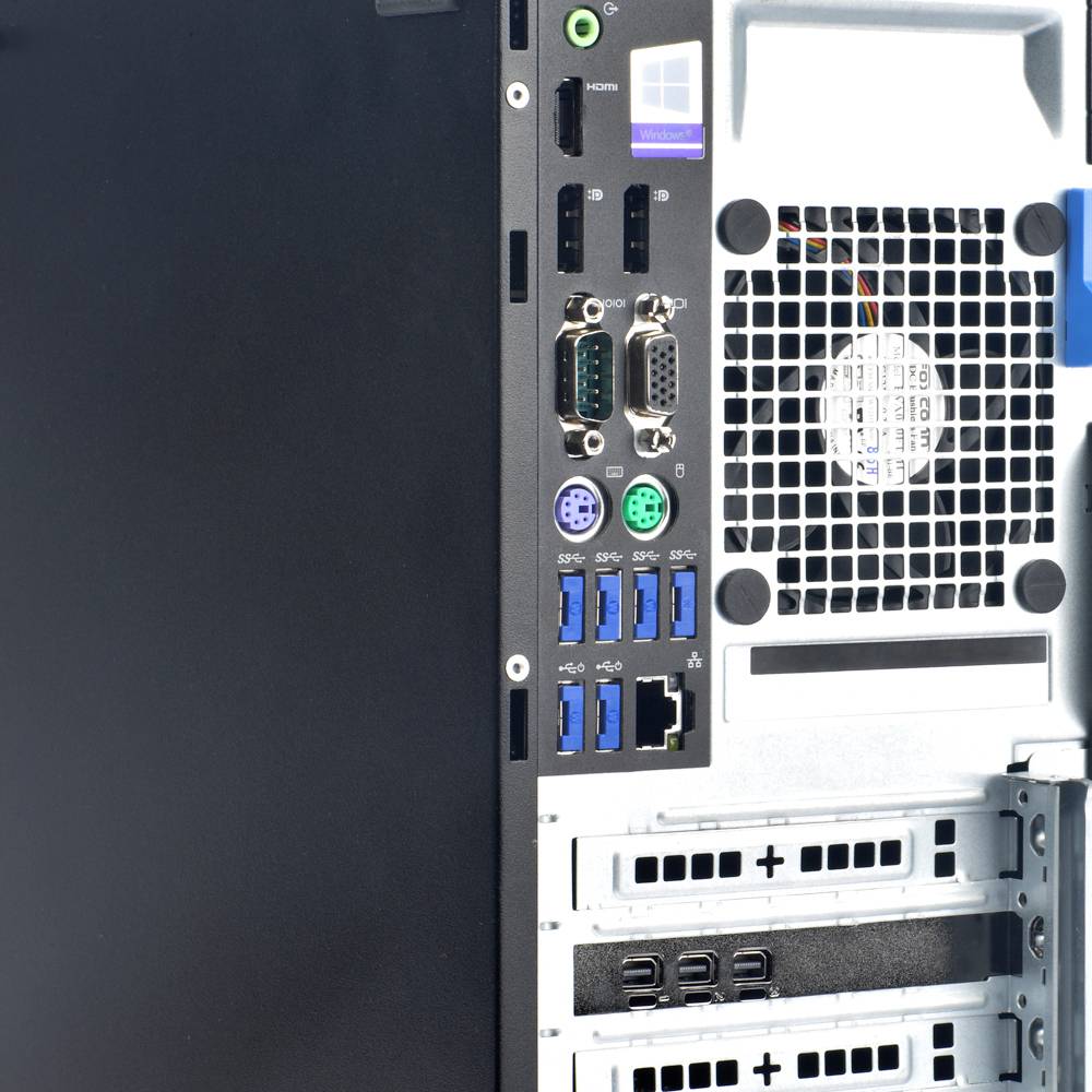 Rückseite eines Desktop-Computers mit verschiedenen Anschlüssen und Lüftungsschlitzen. Enthält USB-Anschlüsse, VGA und HDMI.